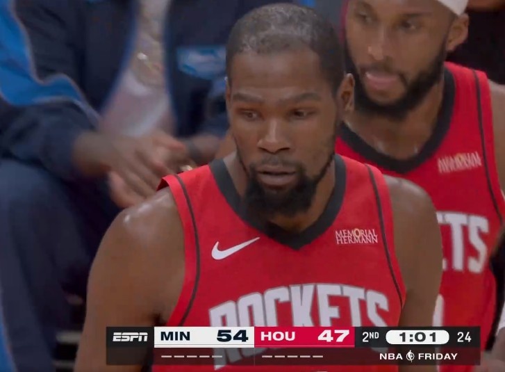 完美对战平台-苦苦支撑！杜兰特反击急停后仰 迎着防守强投打成2+1